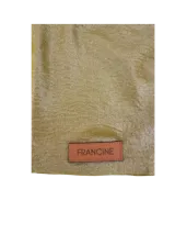 Top asimétrico plateado de crepé foil, con un solo hombro y cruce en el frente que se extiende hacia la espalda.