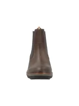 Botín estilo chelsea de cuero marrón con elásticos laterales para un calce fácil. Cuenta con suela tecnológica honey foam que brinda amortiguación y flexibilidad, con un taco de 5 cm y punta redonda.