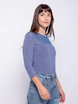 Top color marrón con mangas 3/4, tejido de punto acanalado y detalle de transparencia en la parte superior delantera.