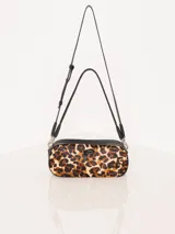 Cartera baguette con estampado animal print, detalles en cuero negro y logo de la marca en el frente.