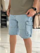 Bermuda cargo de jean color beige, con bolsillos laterales con solapa en las piernas y corte holgado.
