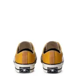 Championes Converse Chuck 70 color mostaza, de lona de algodón, con cordones blancos y suela de goma color hueso.