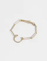 Pulsera dorada con eslabones rectangulares y dije de medio círculo.