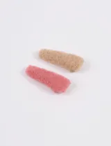 Set de dos broches para el pelo forrados en tela símil piel, uno color beige y otro color rosa.