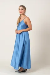 Vestido largo color gris plateado, de viscosa, con breteles finos y corte acampanado.