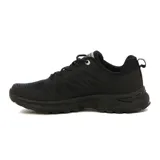 Zapatillas urbanas negras con suela gruesa y cordones.