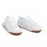 Championes Vans Hylane de cuero blanco con suela de goma color caramelo.