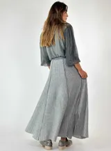 Pollera larga tejida de lana, color gris con rayas verticales en un tono más claro. Tiene cintura elástica y corte acampanado.