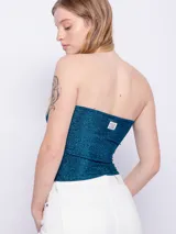 Top strapless color azul petróleo brillante.