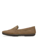 Mocasines de cuero color negro para hombre, con diseño easy wear, costuras artesanales visibles y detalles de elásticos laterales para un calce cómodo.