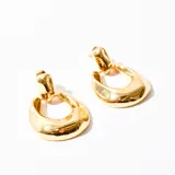 Par de caravanas colgantes doradas con forma de medialuna.