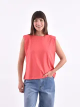 Remera sin mangas con hombreras, de corte recto y cuello redondo, en color coral.