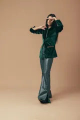 Blazer de terciopelo color terracota, con cuello solapa, cierre con botón de guampa y detalles en cuero. Corte entallado.