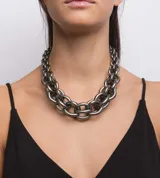 Collar de eslabones gruesos color peltre, con doble cadena.