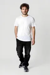 Pantalón de jean negro de corte regular, con efecto desgastado y detalles de costuras.