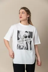 Remera blanca de algodón con cuello redondo y mangas cortas. Estampa frontal con fotografía en blanco y negro de una mujer con toalla en la cabeza y lentes de sol.