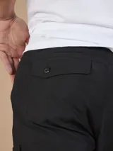 Pantalón negro de corte recto con bolsillos cargo laterales y cintura elástica.