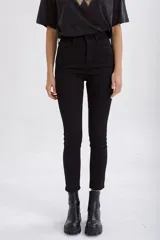 Pantalón de jean negro ajustado al cuerpo, de tiro alto y corte skinny.