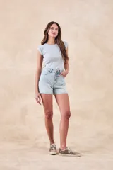 Remera celeste de algodón peinado, de corte ajustado y mangas cortas.