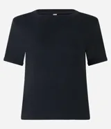 Blusa básica de cuello redondo y manga corta con detalle de dobladillo, confeccionada en tejido de viscosa con elastano.