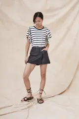 Remera blanca con rayas horizontales negras, cuello redondo y mangas cortas con volados.