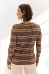Buzo ajustado de tejido de punto acanalado color marrón con rayas horizontales en blanco, amarillo y borgoña.
