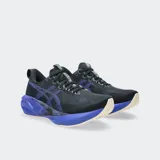 Championes de running Asics modelo Novablast 5, color gris con detalles en blanco, naranja y azul. Presentan una mediasuela con tecnología FF BLAST MAX para mayor amortiguación y retorno de energía, y una capellada de malla jacquard transpirable.