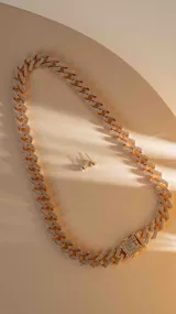 Collar dorado con eslabones grandes cubiertos de strass.