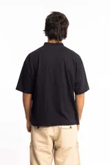 Remera negra de corte boxy con cuello subido y logo bordado en el pecho.