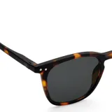 Lentes de sol Izipizi modelo #E, con montura redonda de carey y lentes grises no polarizadas.