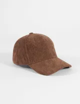 Gorra tipo cap de tela de pana color marrón, con diseño clásico de seis paneles y visera curva.
