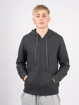 Campera deportiva unisex color beige, confeccionada en algodón con felpa, con capucha, cierre frontal y bolsillo tipo canguro.