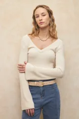 Top negro de tejido de punto, ceñido al cuerpo, con escote en V tanto delante como en la espalda y mangas largas acampanadas.