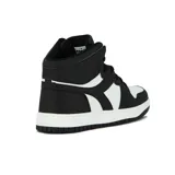 Zapatilla urbana Diadora modelo Milano II, caña alta, color blanco y negro. Diseño inspirado en el baloncesto con cordones negros y logo blanco en el lateral.