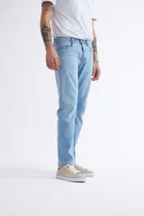 Pantalón de jean celeste de corte recto.