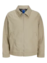 Campera estilo worker de corte recto, confeccionada en tejido plano Oxford de algodón color verde grisáceo. Presenta cuello clásico, cierre frontal completo con cremallera metálica, mangas largas con puños abotonados y bolsillos laterales integrados.