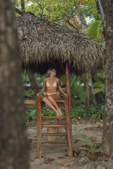 Conjunto de bikini amarillo con corpiño triangular y bombacha de corte clásico, ambos con tiras para atar.