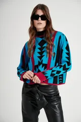 Pantalón de cuero color beige, de corte recto, con cintura alta y lazo para ajustar.