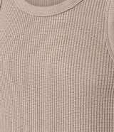 Musculosa de hombre color beige con textura acanalada, cuello redondo y corte regular.