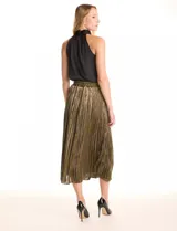 Falda plisada de la marca Liv Los Ángeles, con brillo metalizado en tonos dorados y bronces. Tiene pretina elastizada fruncida y corte evasé de largo midi, por debajo de la rodilla. Incluye forro interno.
