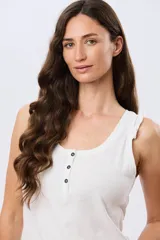 Musculosa azul marino con escote redondo y tirantes decorados con volados fruncidos.