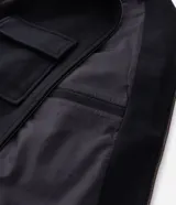 Campera pesada tipo trucker de Marfinno, confeccionada en polivelour negro. Presenta cuello camisero, cierre frontal con cremallera y dos bolsillos frontales con solapa en el pecho.