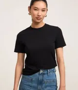 Blusa de ribana color marrón, con cuello redondo ajustado y mangas cortas.