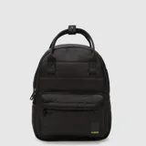 Mochila urbana de diseño acolchado en color negro, con compartimento principal y bolsillo frontal con cierre. Cuenta con asas superiores de mano y correas ajustables acolchadas. Incluye compartimento interior para notebook de 13 pulgadas y detalle de logo de la marca en la parte inferior.