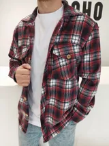 Chaqueta tipo camisa de paño a cuadros rojos, negros y blancos, con cuello clásico, cierre abotonado, dos bolsillos con solapa en el pecho y corte recto.