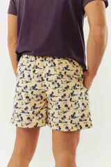 Short de baño azul con franjas horizontales en celeste y azul claro. Cuenta con cintura elástica ajustable con cordón, dos bolsillos laterales y uno trasero.