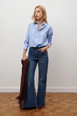 Jean de corte semi oxford con tiro alto, confeccionado en denim azul oscuro con costuras a la vista y bolsillos funcionales.