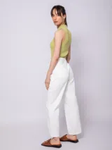 Pantalón de algodón color crudo, de corte recto, con cinco bolsillos, botón y cierre metálico.