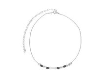 Gargantilla de plata 925 con cadena fina y dije central de barra con detalles labrados y esferas pequeñas. Incluye cadena de alargue.