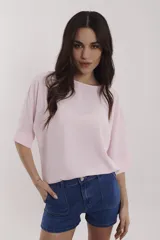 Blusa color rosado claro con textura sutil, escote redondo y mangas cortas estilo murciélago con puños doblados.
